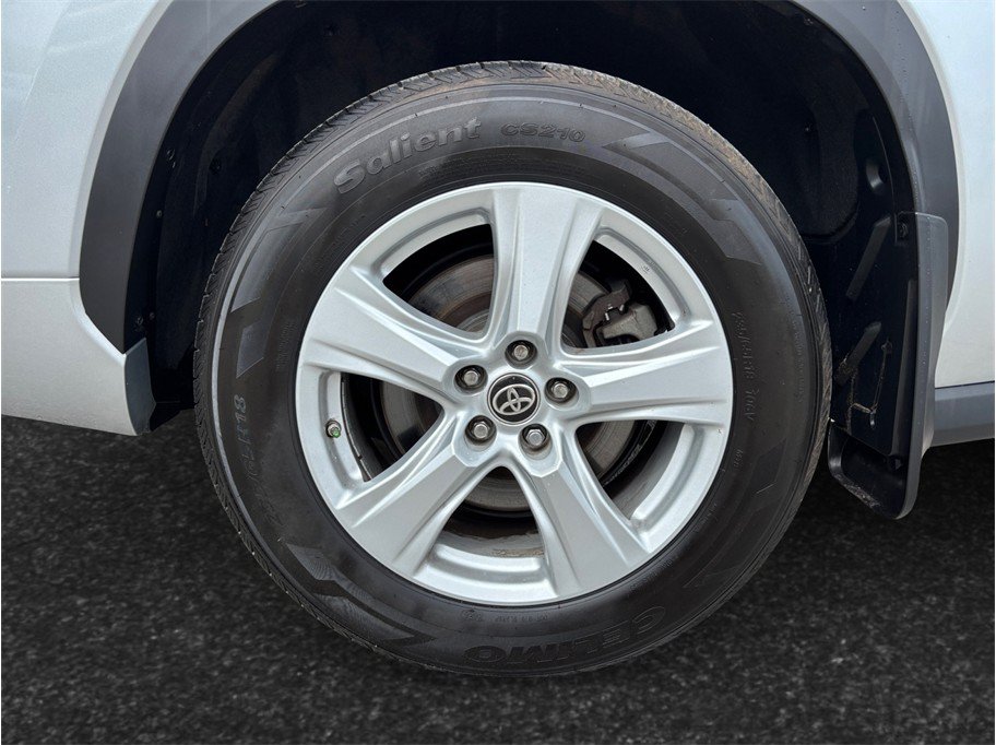 Used 2020 Toyota Highlander LE FWD image 13