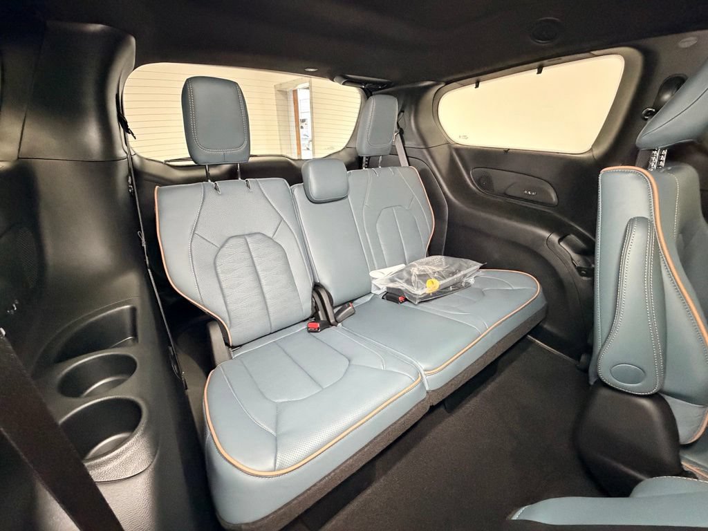New 2027 Chrysler Pacifica Pinnacle AWD/4WD image 9