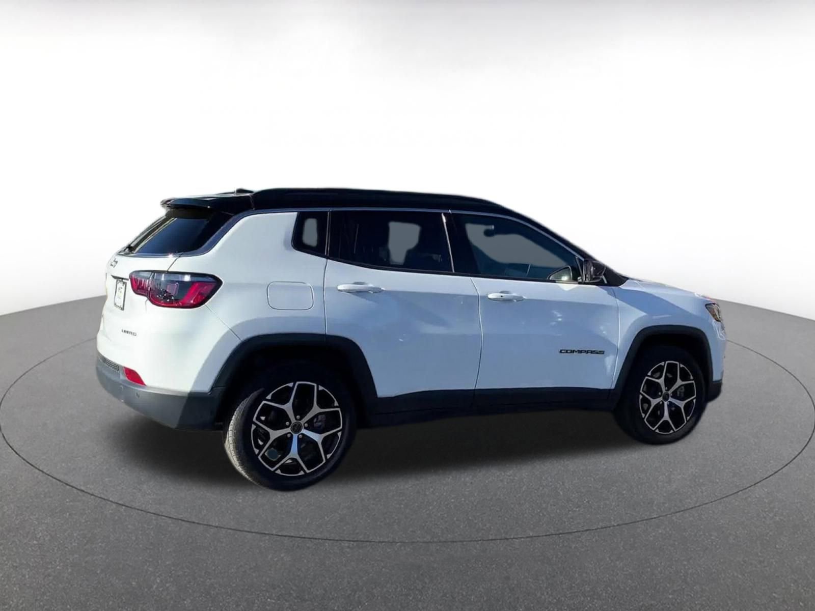 Used 2025 Jeep Compass Limited image 15