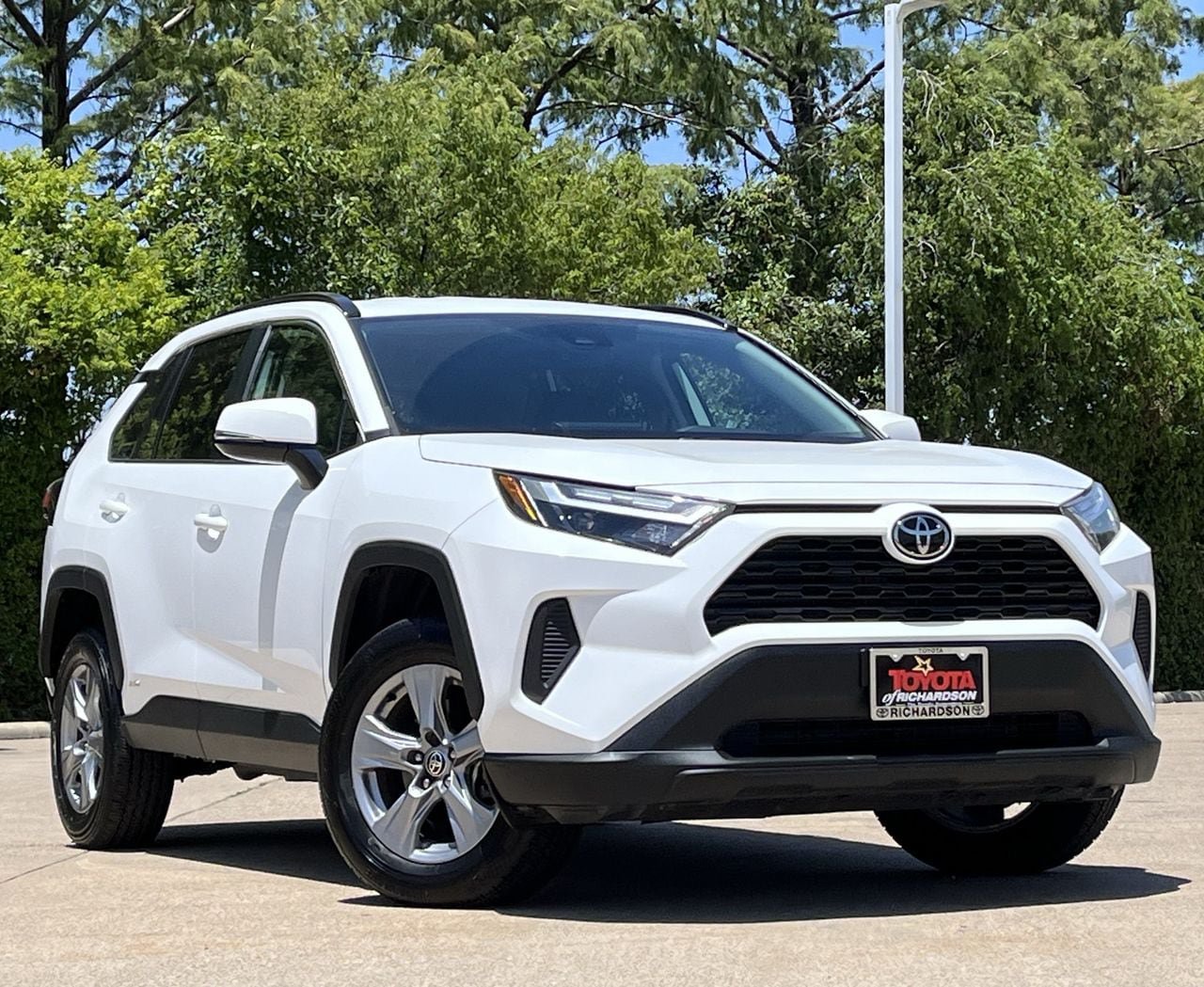 Used 2025 Toyota RAV4 XLE AWD/4WD image 2