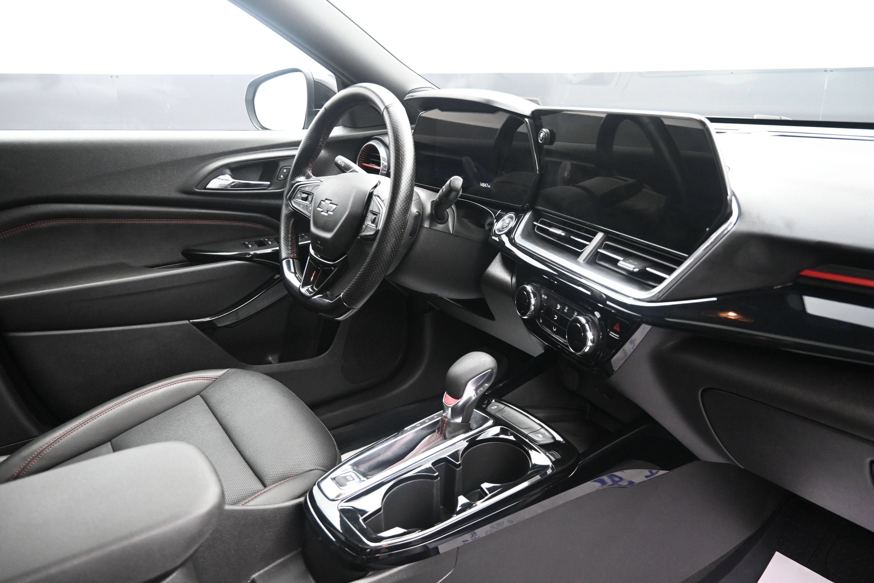Used 2025 Chevrolet Trax RS w/ Sunroof Package FWD image 30