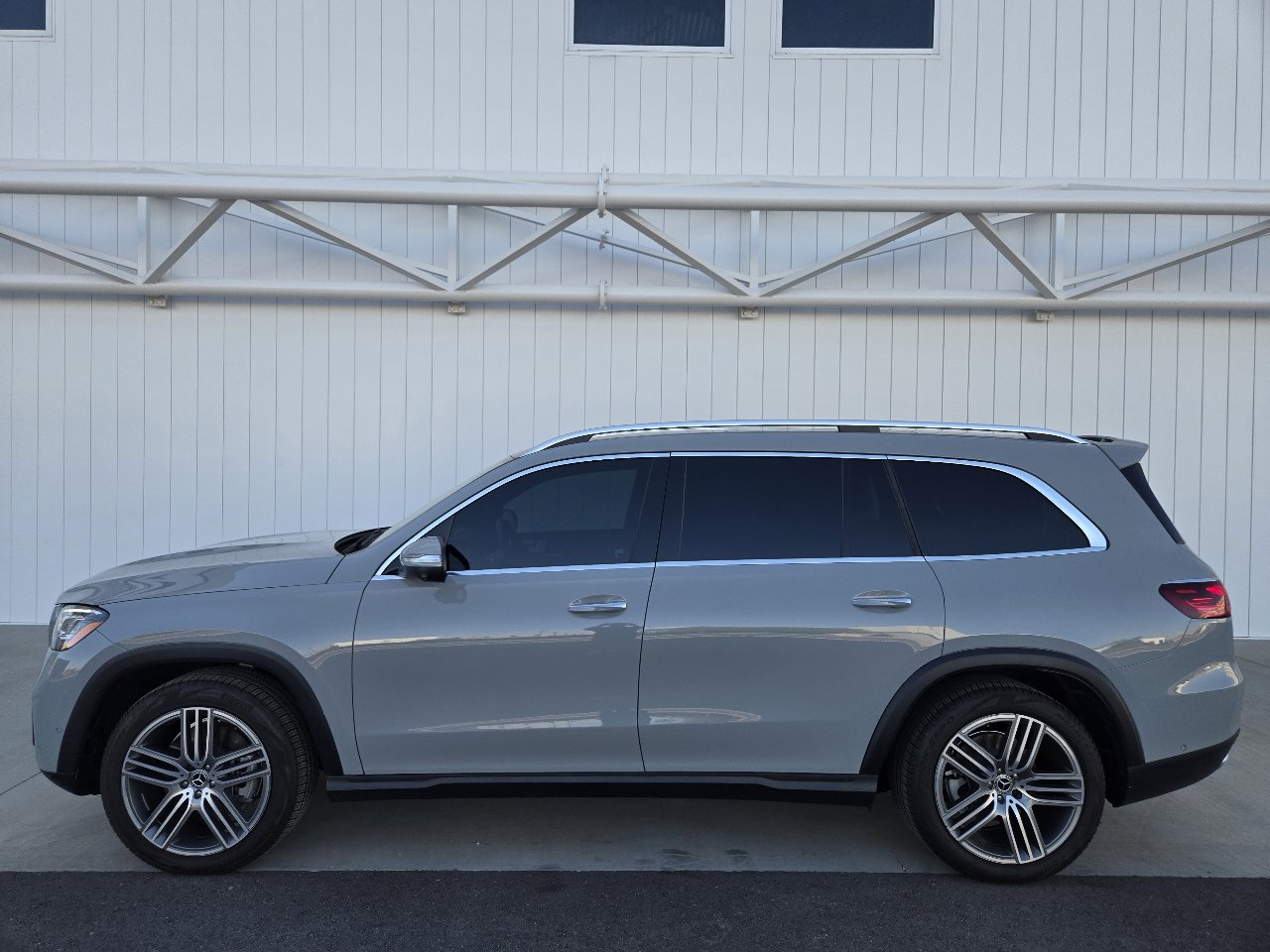 Used 2024 Mercedes-Benz GLS 450 4MATIC image 2