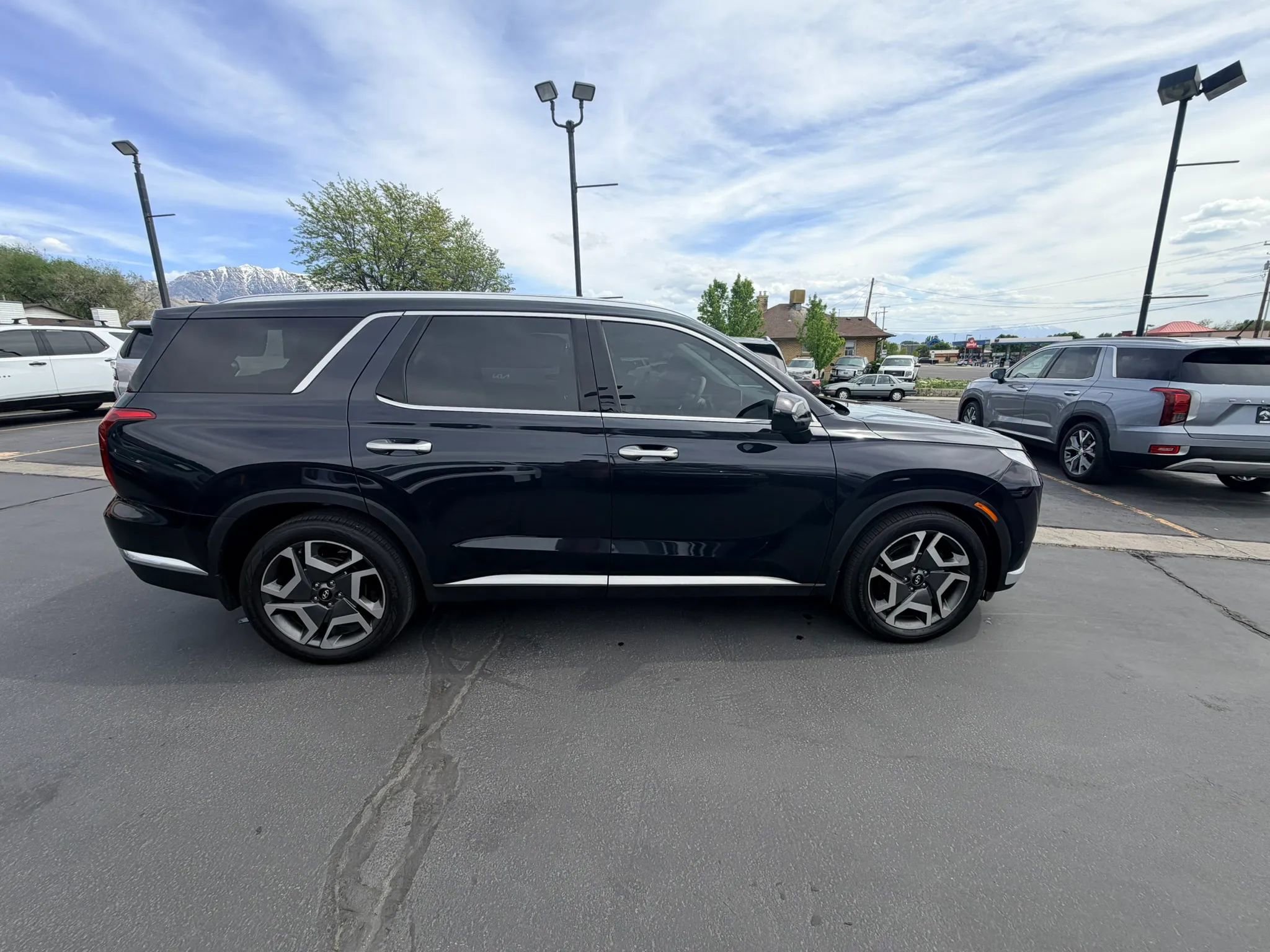 Used 2023 Hyundai Palisade Limited w/ Winter Package image 3