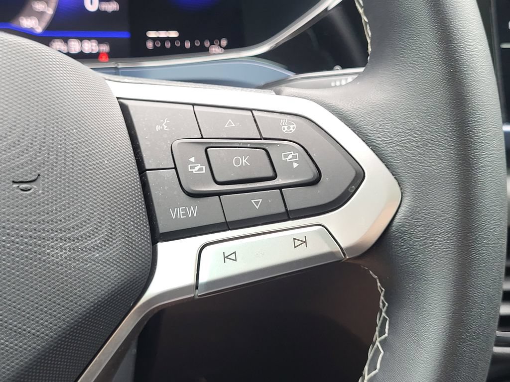 Used 2023 Volkswagen Taos SE w/ Panoramic Sunroof Package FWD image 19
