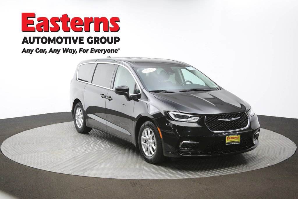 Used 2023 Chrysler Pacifica Touring-L image 49