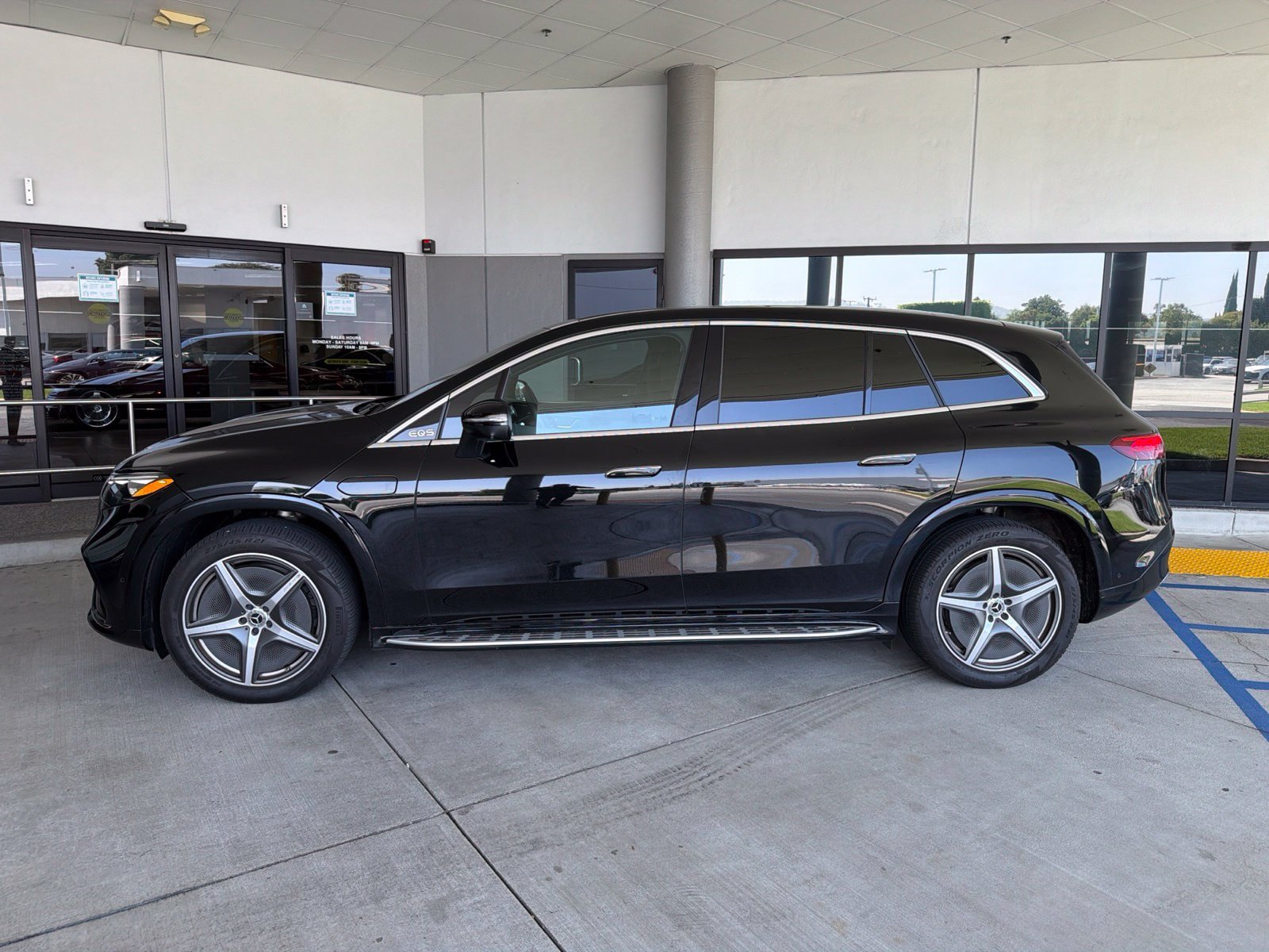 Used 2024 Mercedes-Benz EQS 580 4MATIC SUV w/ Exclusive Trim Package image 3