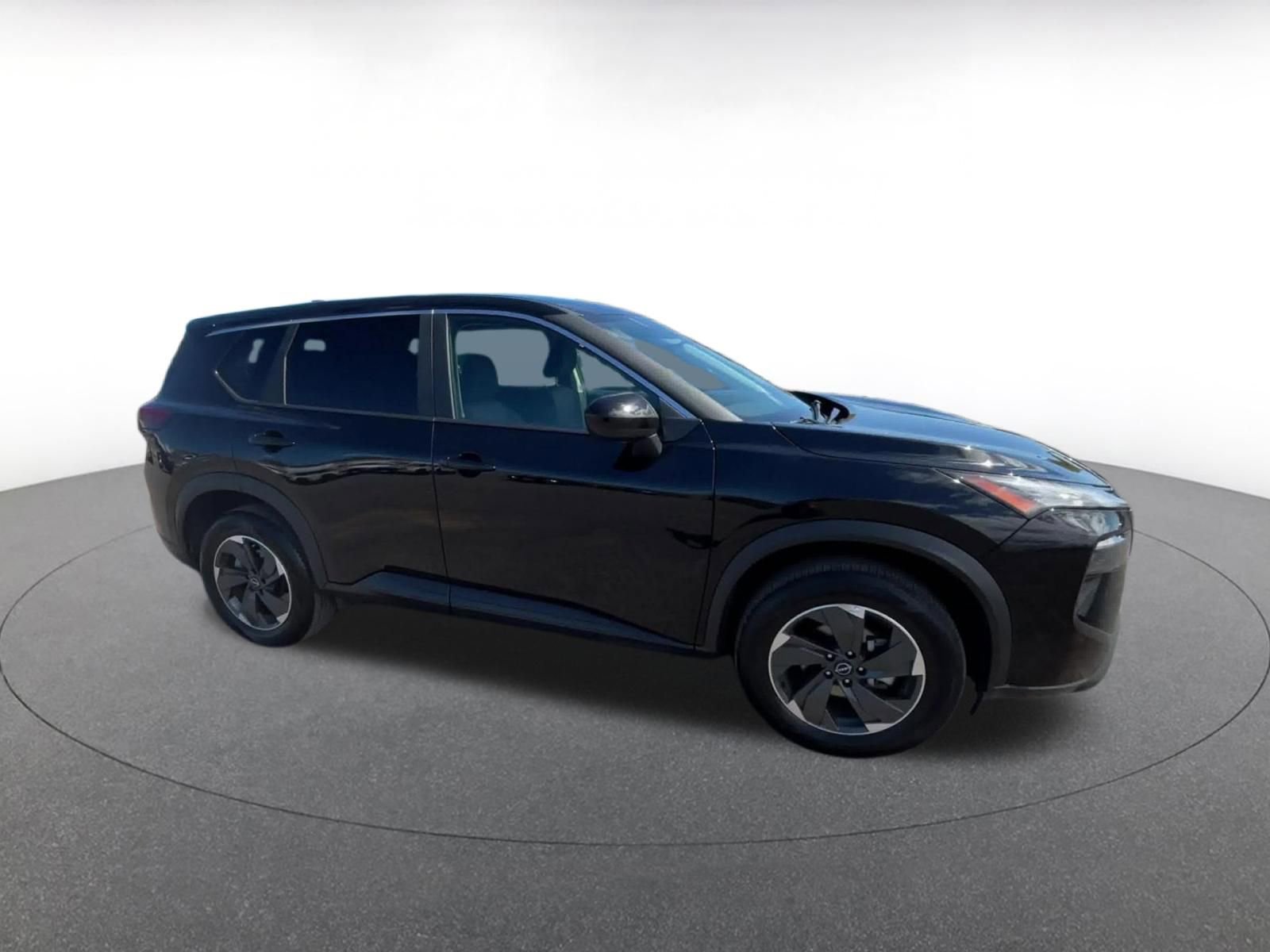 Used 2025 Nissan Rogue SV image 2