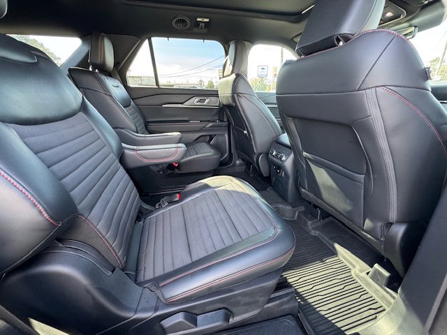 Used 2025 Ford Explorer ST-Line w/ ST-Line Street Pack image 16