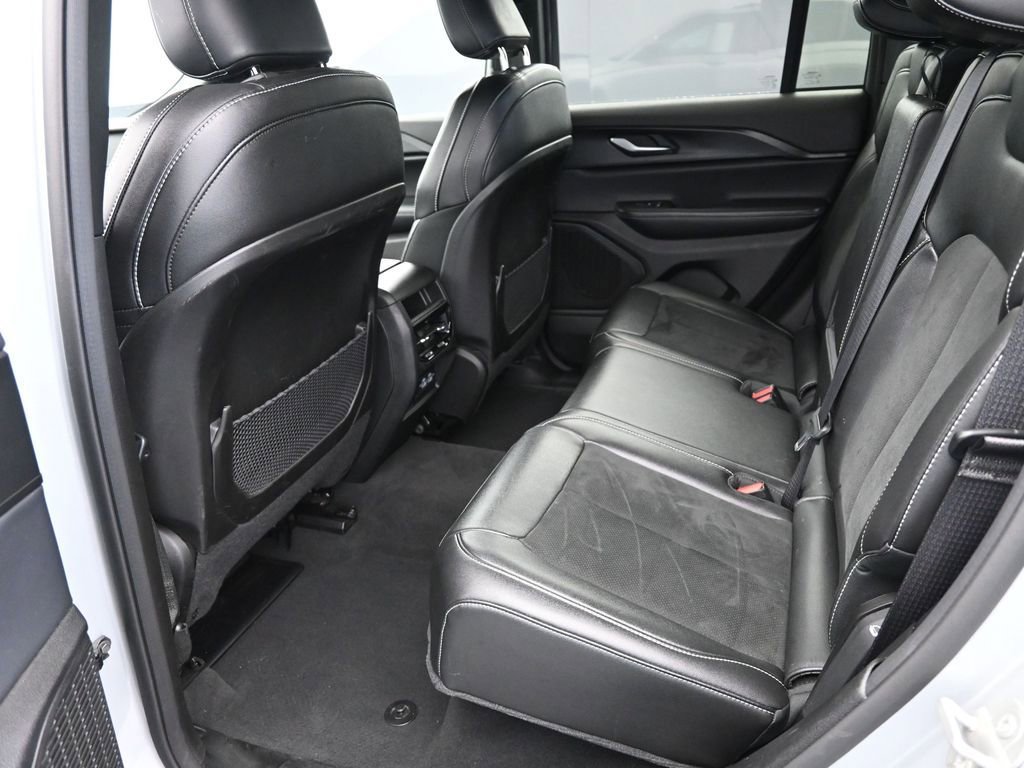 Used 2024 Jeep Grand Cherokee Altitude image 16