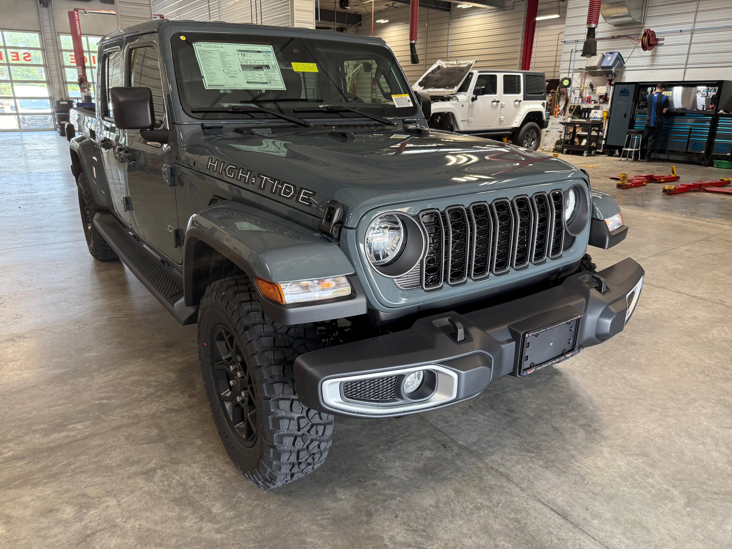 Used 2025 Jeep Gladiator Sport AWD/4WD image 1