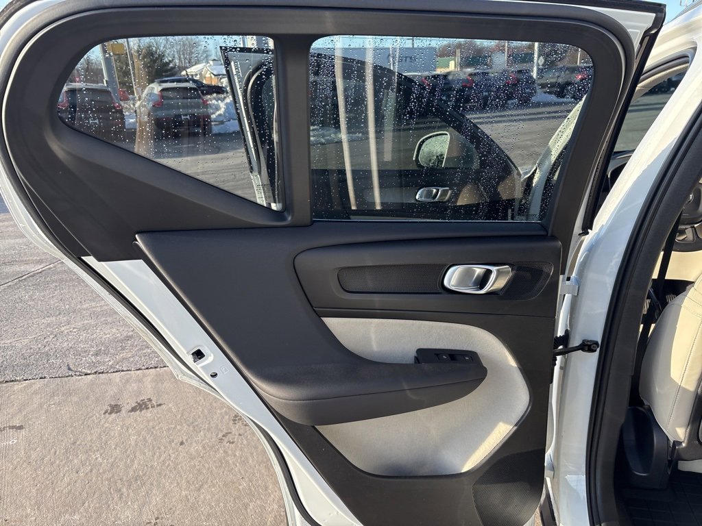 Certified 2023 Volvo XC40 B5 Plus w/ Protection Package Premier image 30