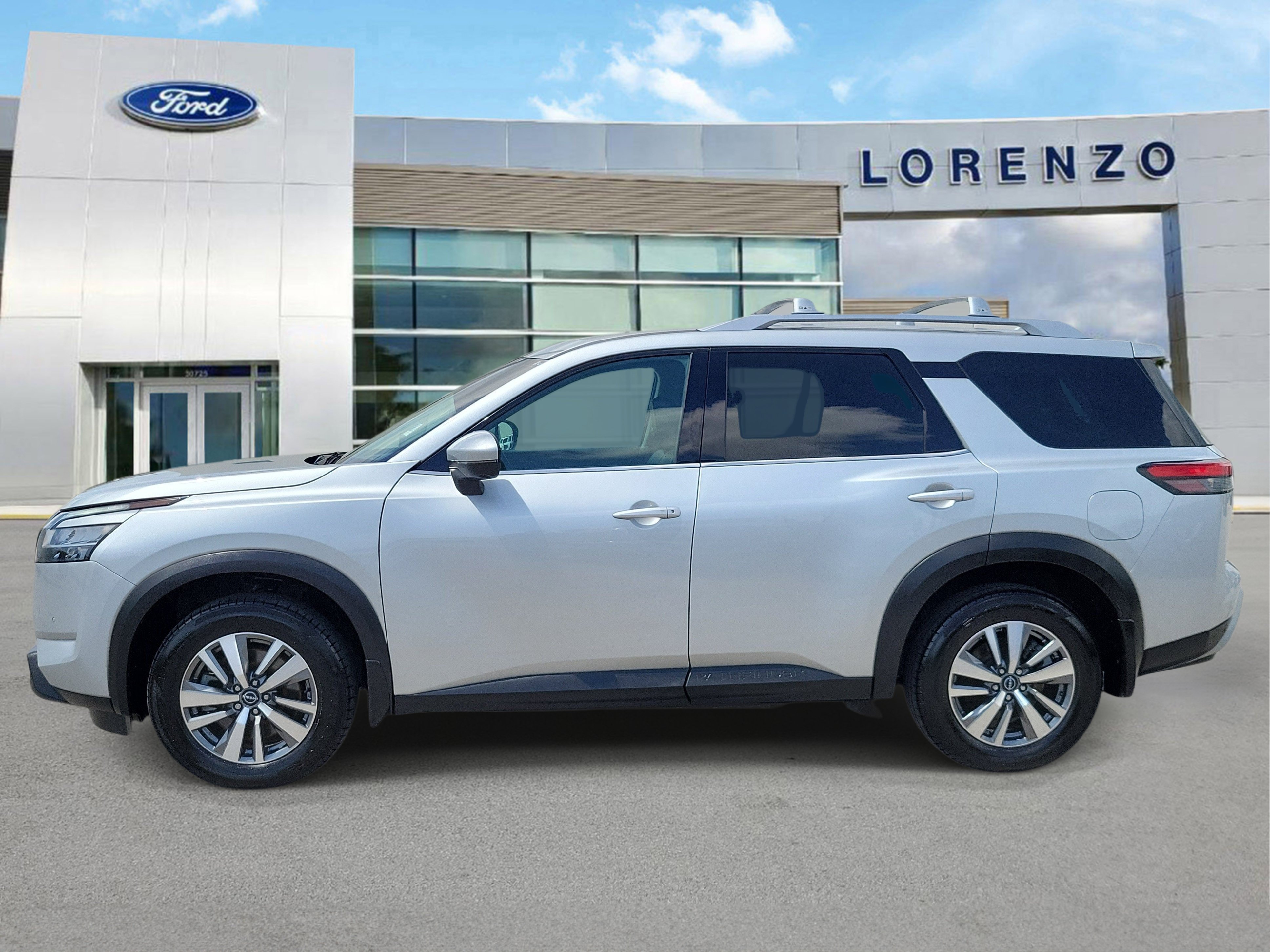 Used 2024 Nissan Pathfinder SL w/ Black Appearance Package FWD image 8