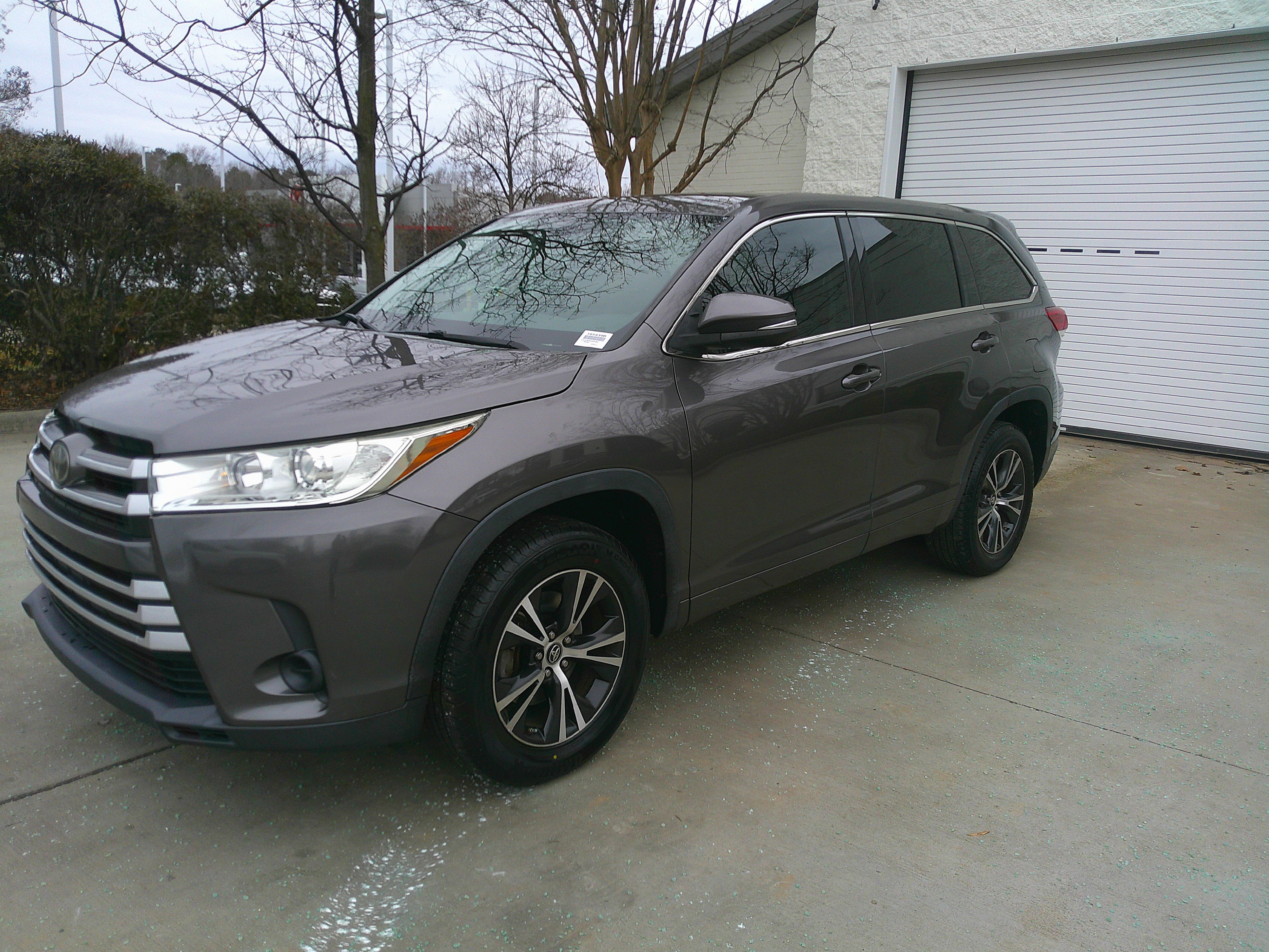 Used 2017 Toyota Highlander LE image 8