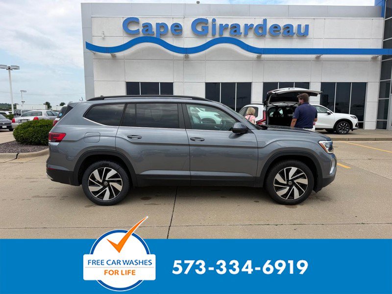 Used 2025 Volkswagen Atlas SE AWD/4WD image 1