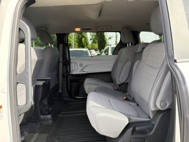 Used 2025 Toyota Sienna LE FWD image 12