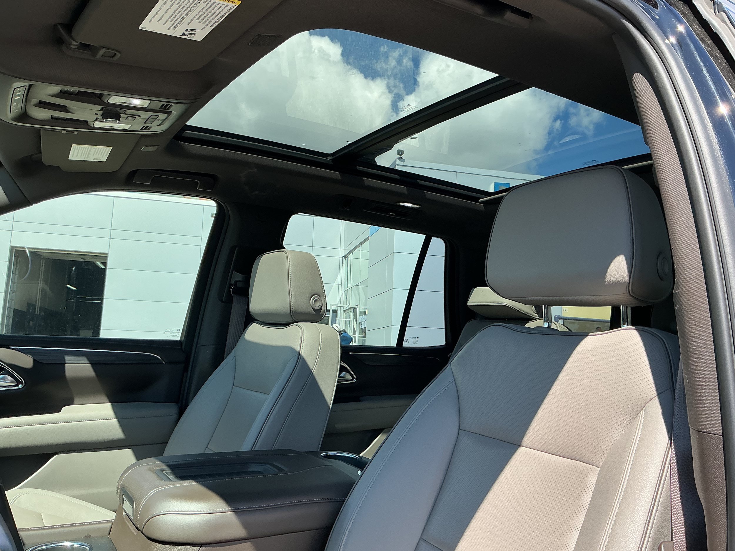 Certified 2022 GMC Yukon SLT w/ SLT Premium Package AWD/4WD image 5