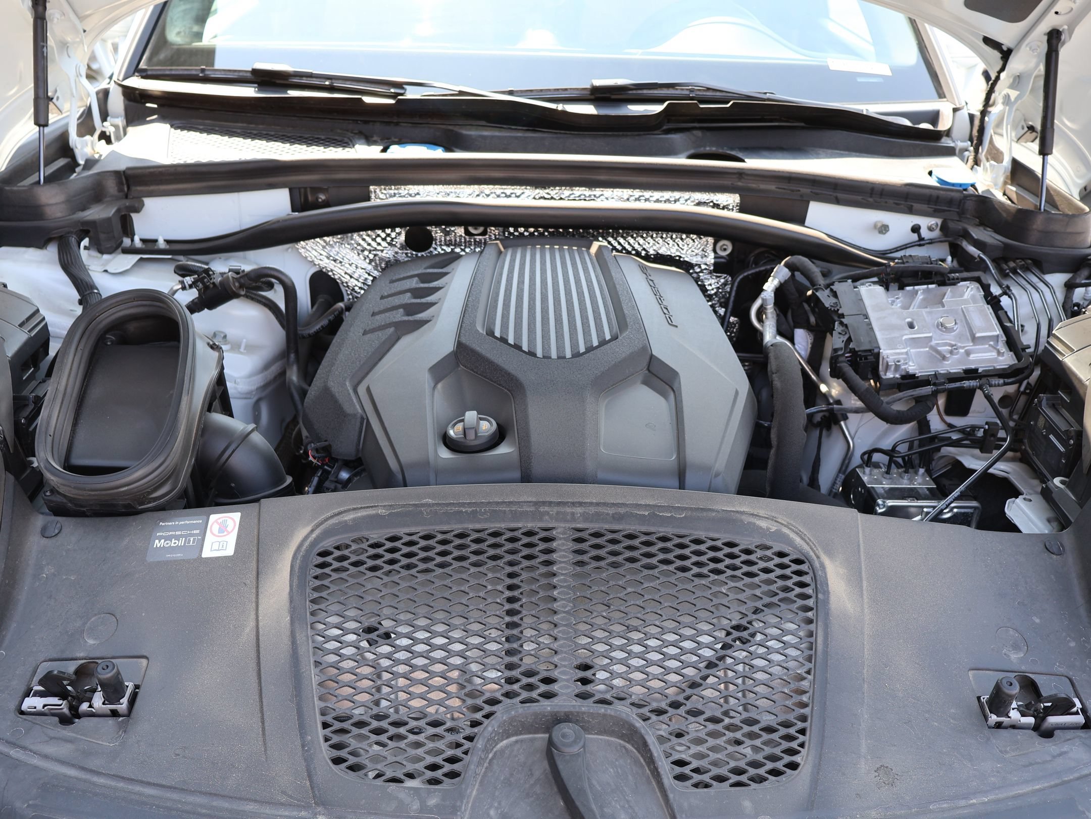 Certified 2026 Porsche Macan AWD/4WD image 32