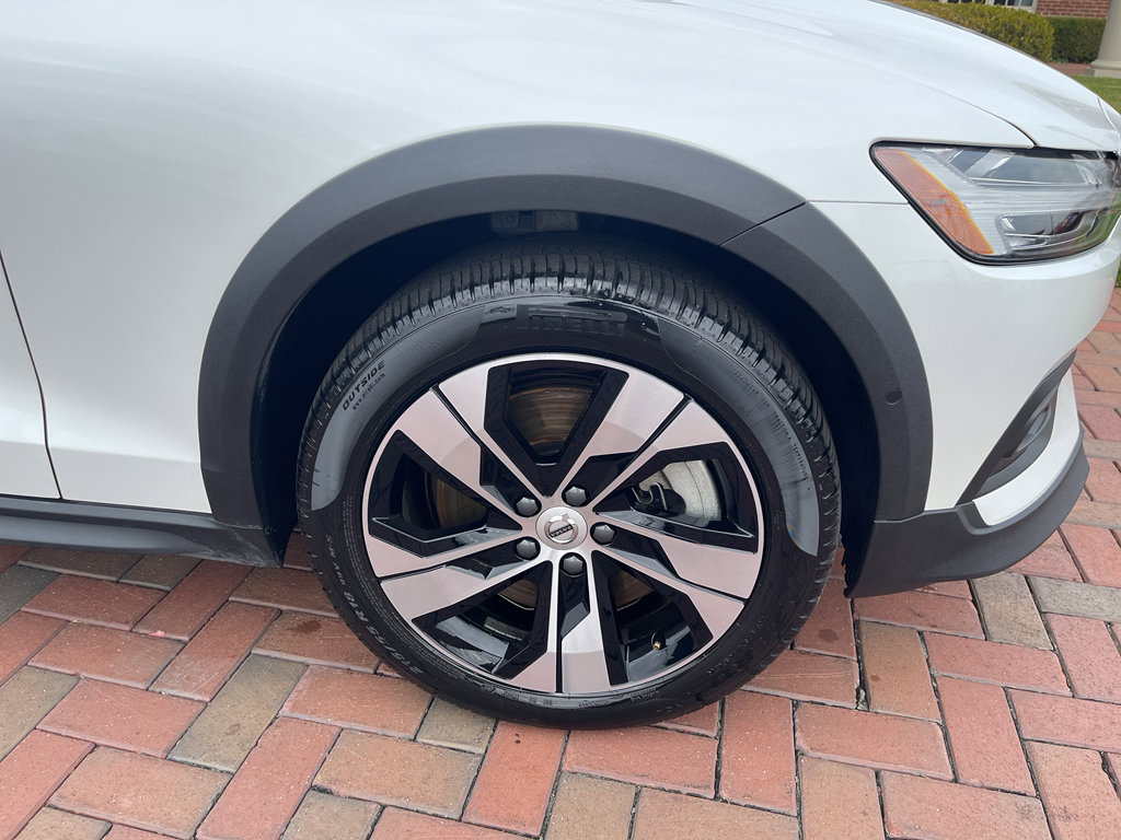 Used 2025 Volvo V60 B5 Cross Country Plus image 6