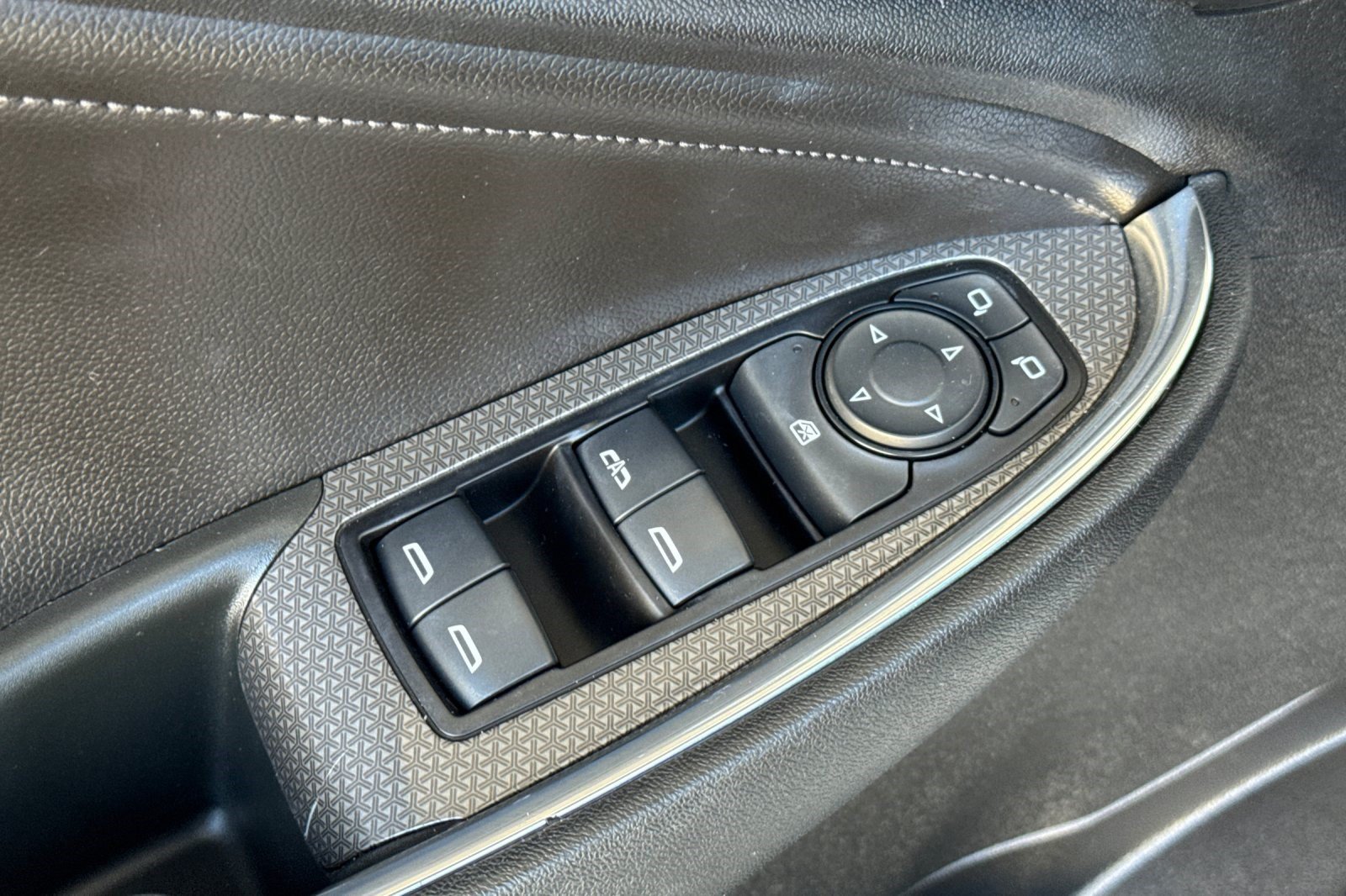 Used 2019 Chevrolet Malibu Hybrid w/ Leather Package FWD image 14