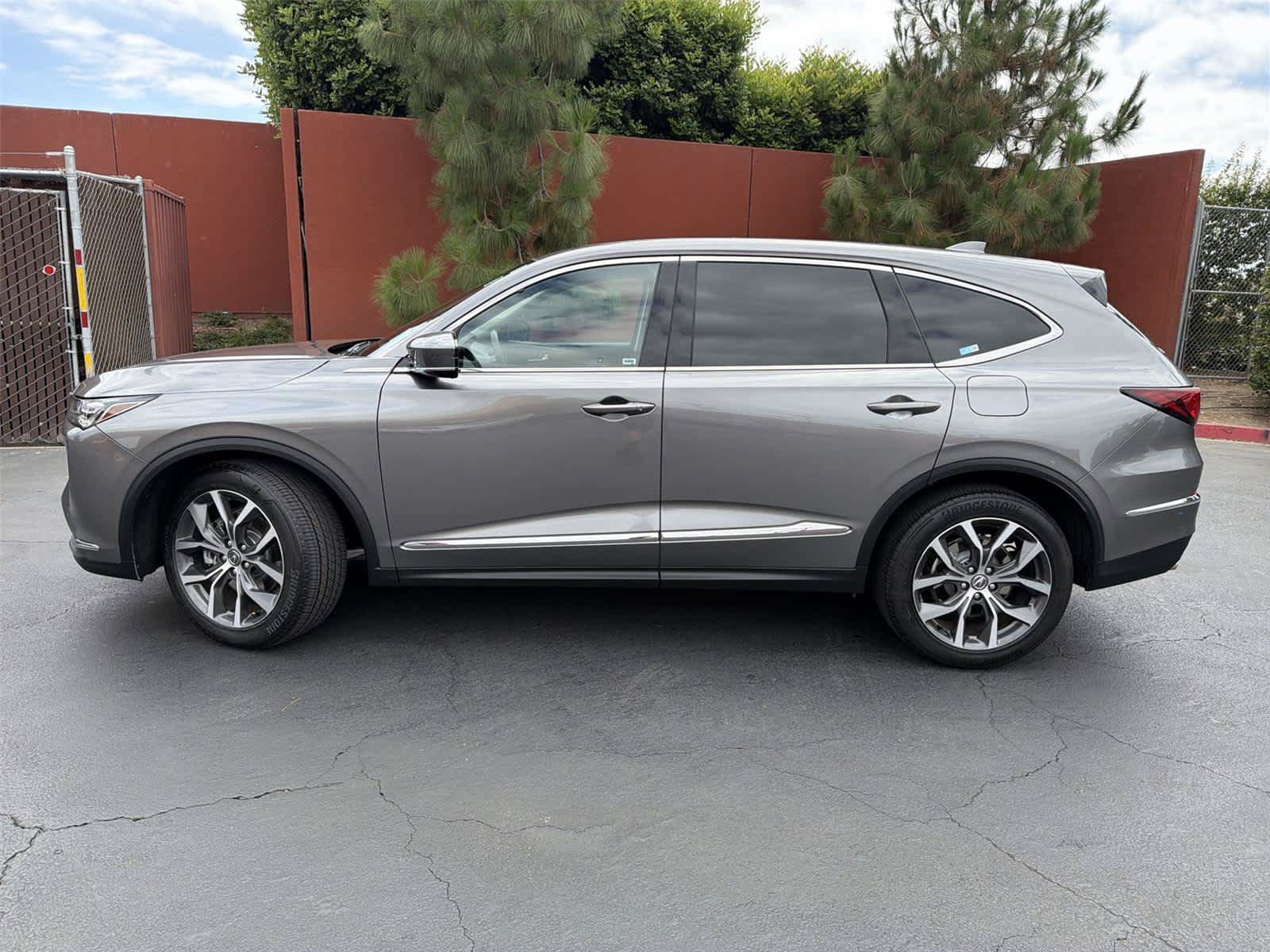 Used 2024 Acura MDX SH-AWD w/ Technology Package image 3