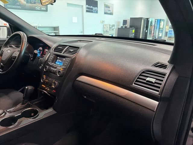 Used 2018 Ford Explorer XLT AWD/4WD image 24
