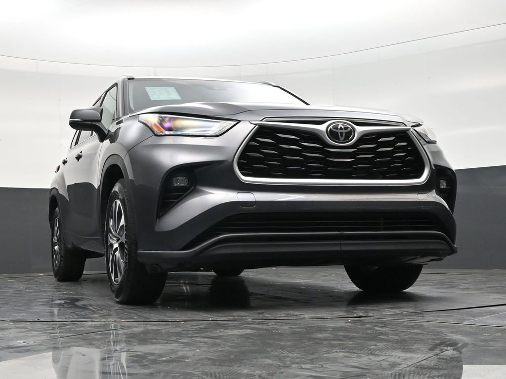 Used 2022 Toyota Highlander XLE FWD image 26