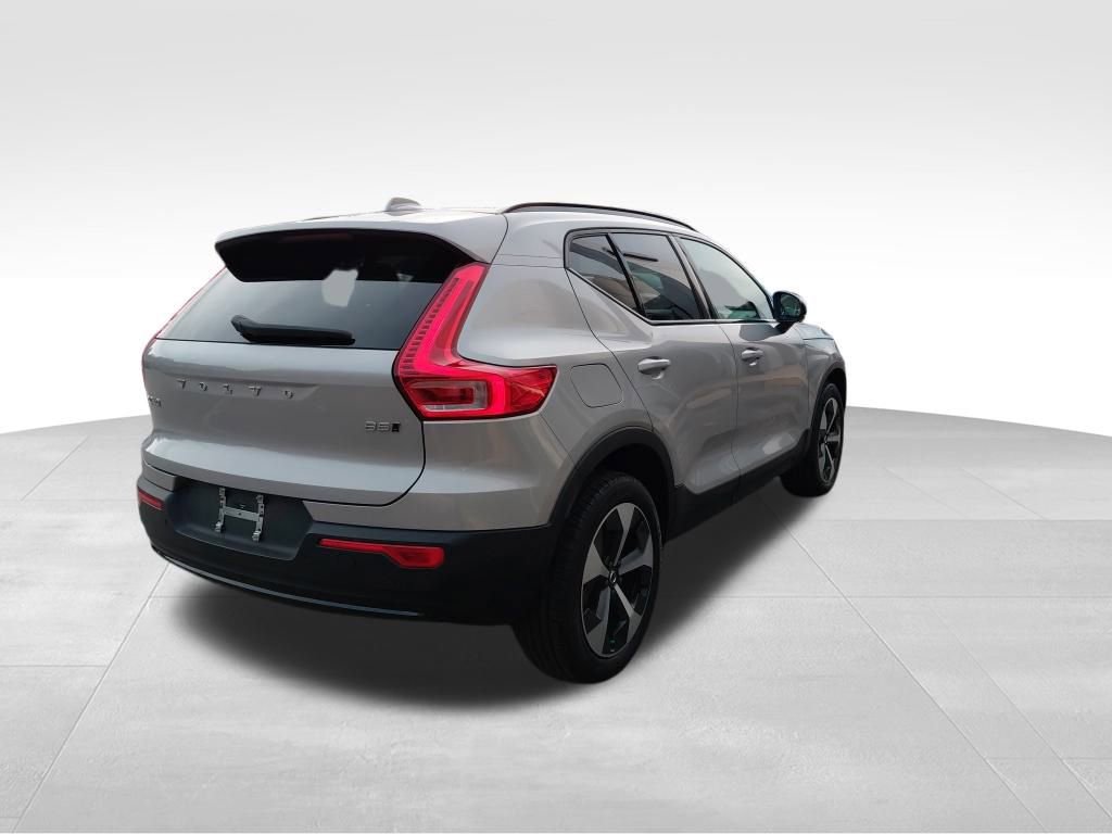 Used 2024 Volvo XC40 B5 Plus image 8