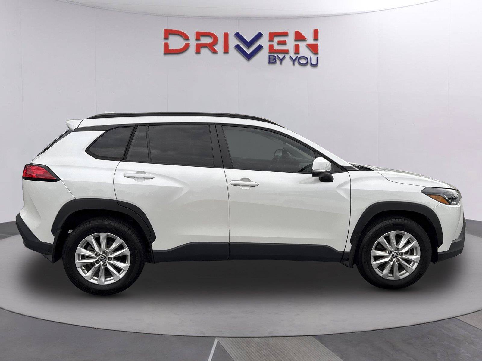 Used 2024 Toyota Corolla Cross LE FWD image 2