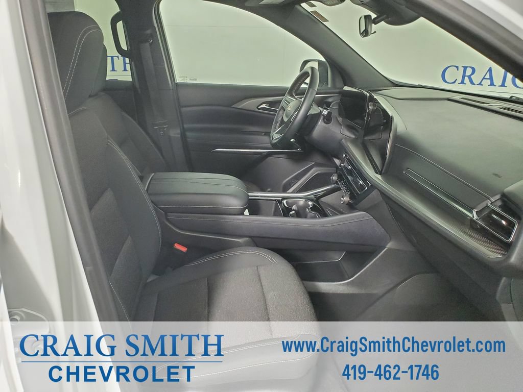 Used 2025 Chevrolet Traverse LT FWD image 16