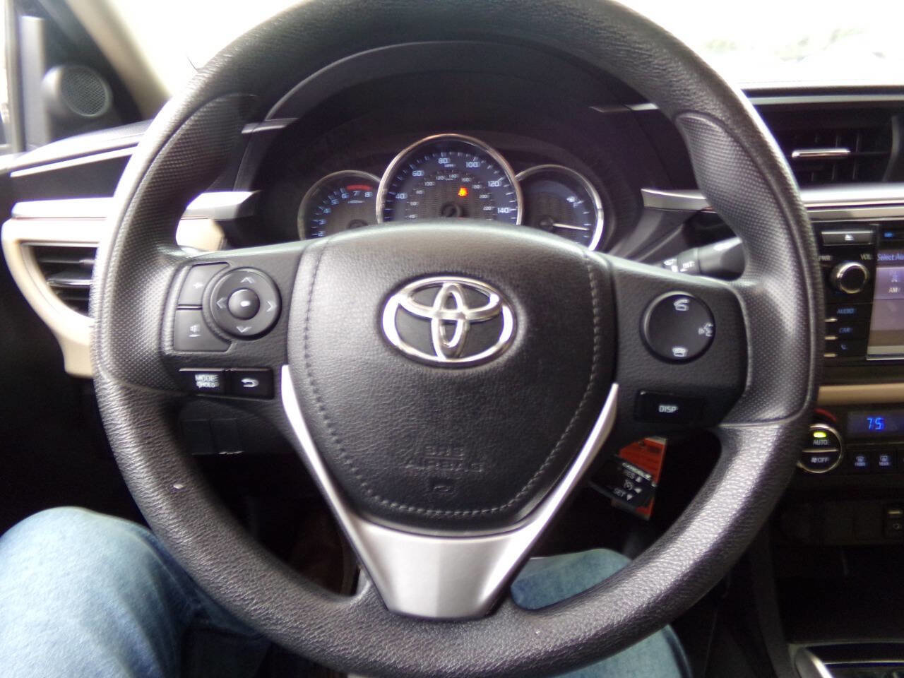 Used 2015 Toyota Corolla LE FWD image 29