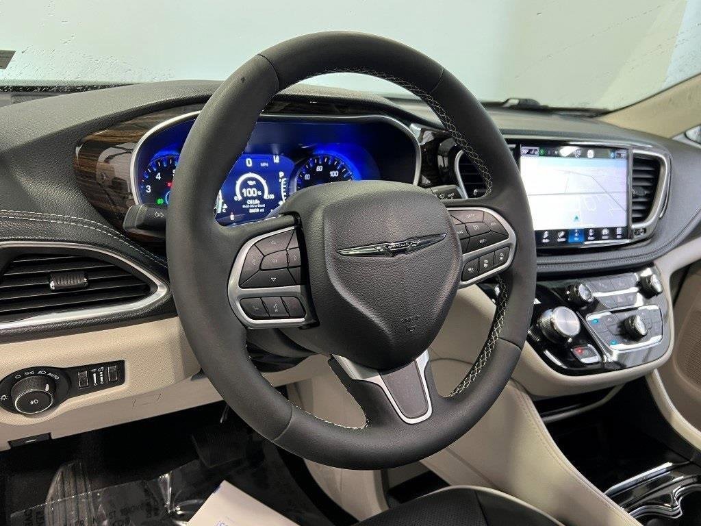 Used 2024 Chrysler Pacifica Limited image 23