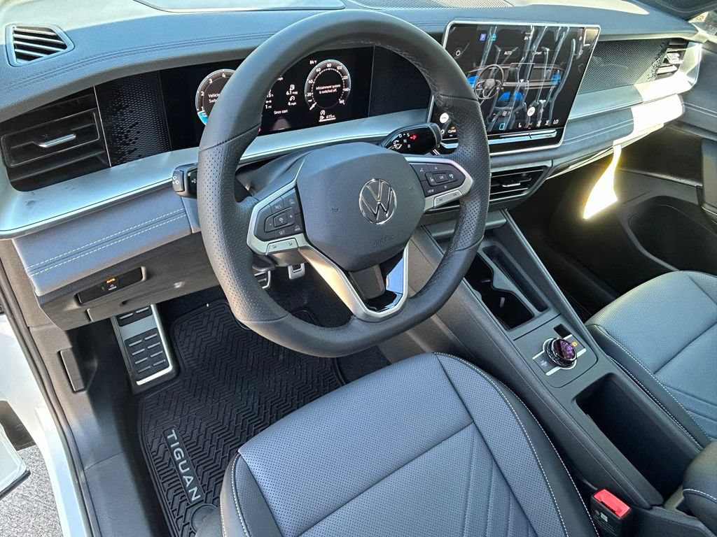 New 2026 Volkswagen Tiguan SE R-Line FWD image 17
