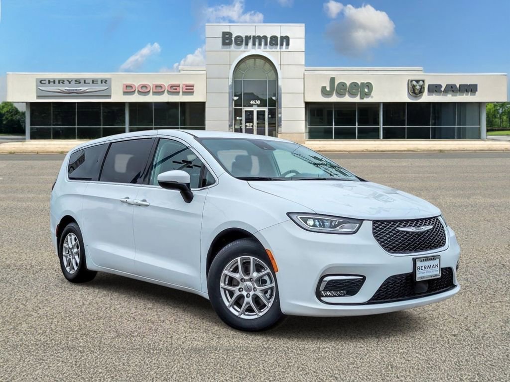 Used 2023 Chrysler Pacifica Touring-L image 2