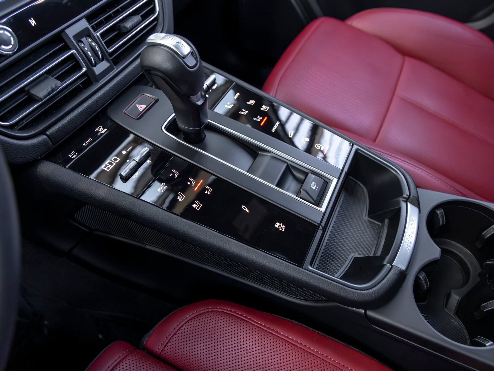 Certified 2023 Porsche Macan AWD/4WD image 37
