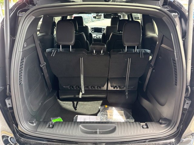New 2027 Chrysler Pacifica Limited w/ Family Tech Group FWD image 14