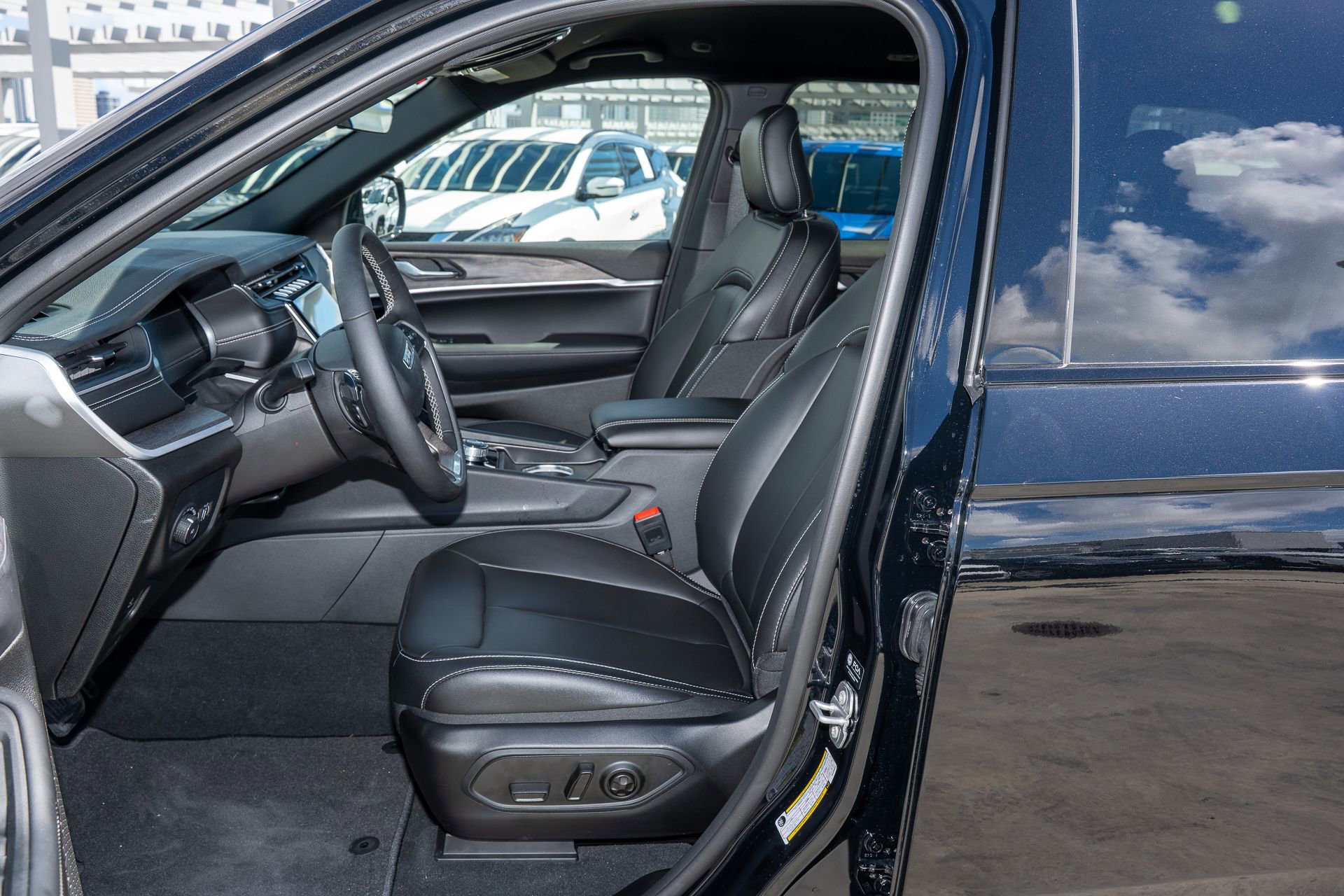 Used 2025 Jeep Grand Cherokee Limited image 17