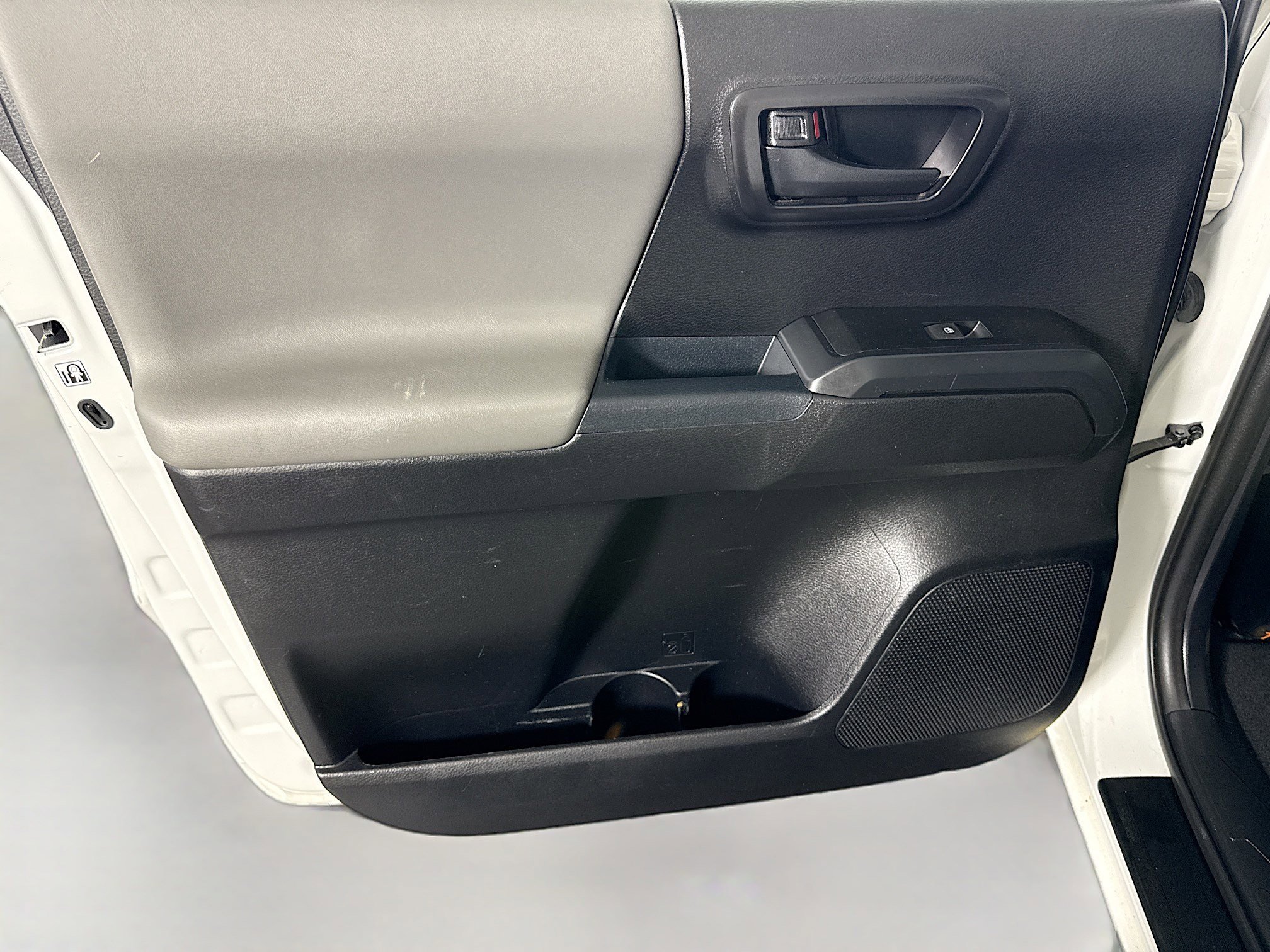 Used 2018 Toyota Tacoma SR image 25