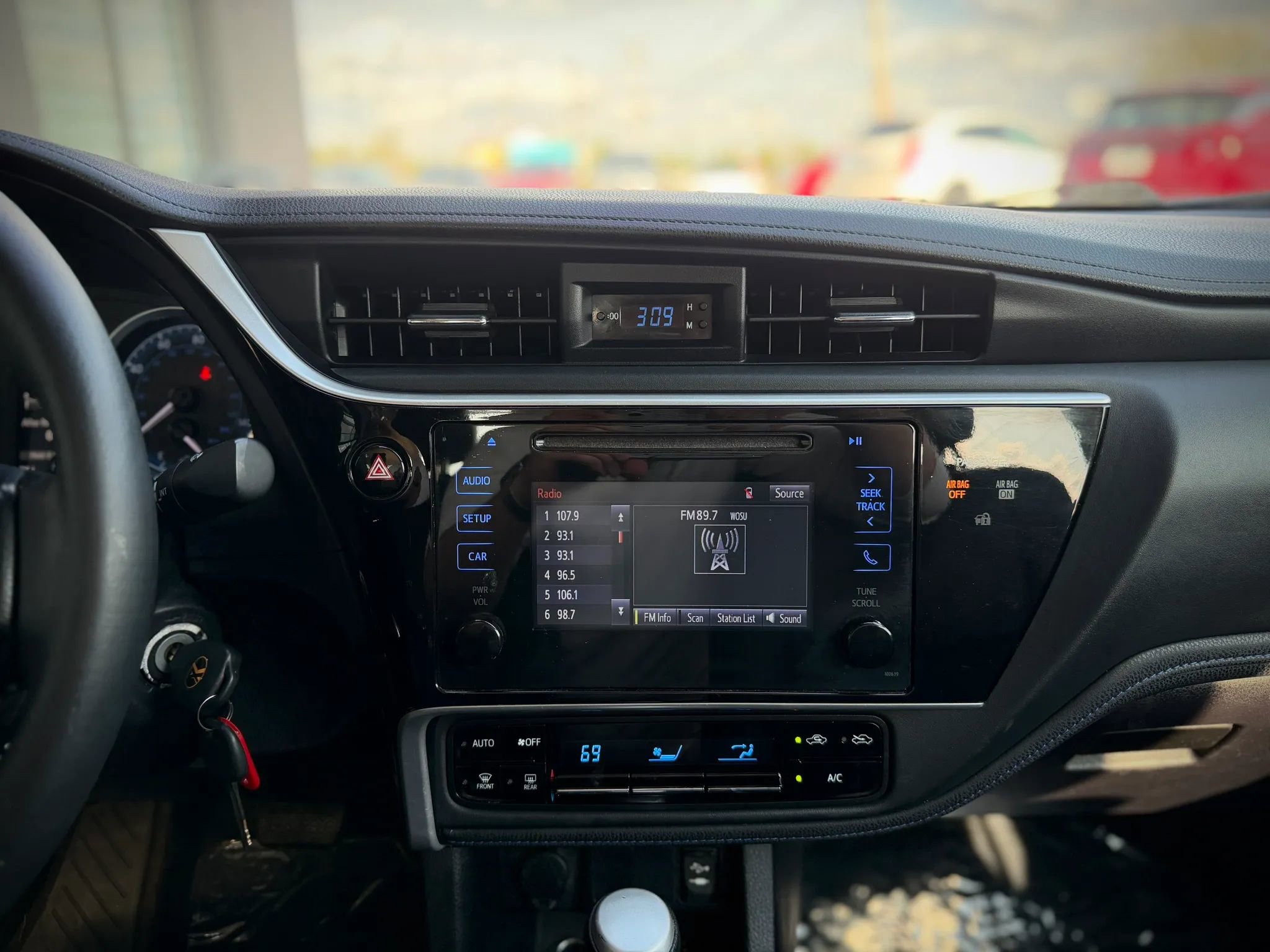 Used 2017 Toyota Corolla SE w/ Carpet Mat Package (TMS) FWD image 11