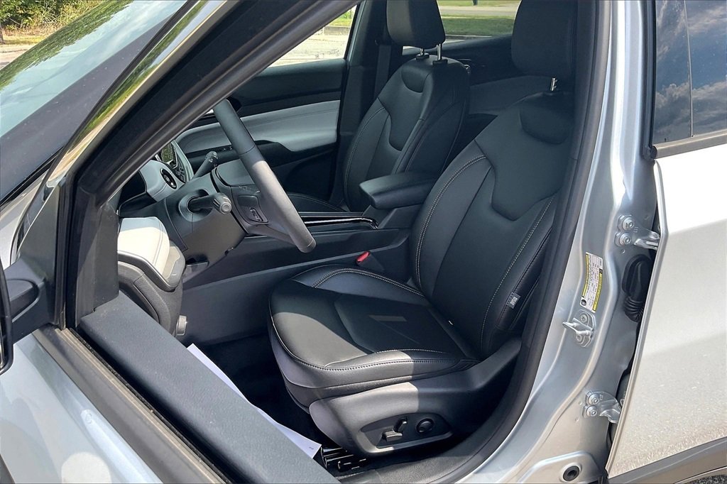 New 2025 Jeep Compass Limited image 9