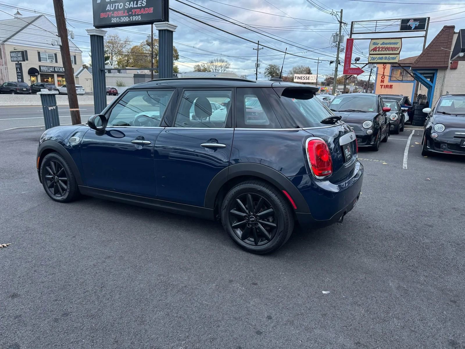 Used 2015 MINI Cooper 4-Door Hardtop image 4