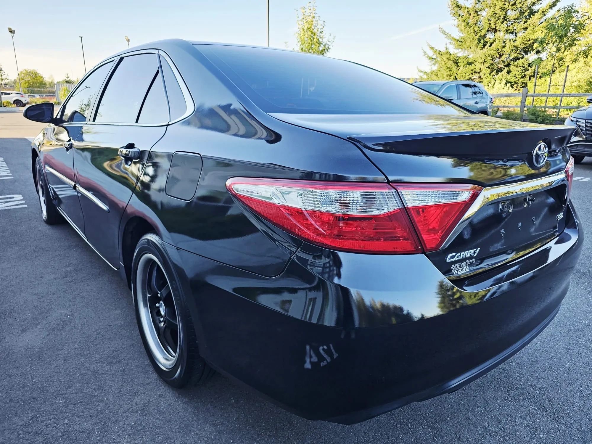 Used 2015 Toyota Camry SE image 3