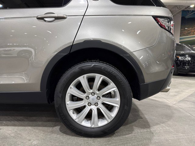 Used 2017 Land Rover Discovery Sport SE image 19