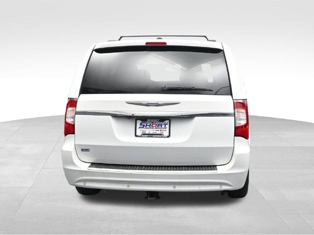 Used 2016 Chrysler Town & Country Touring-L FWD image 4