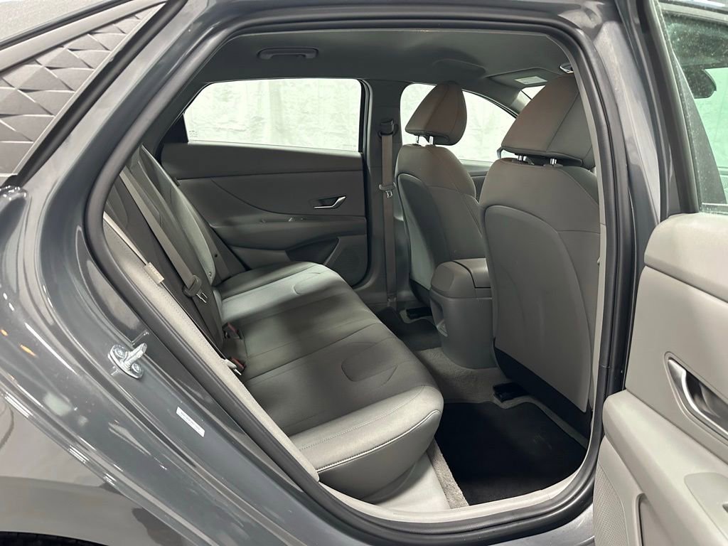 Used 2025 Hyundai Elantra SE image 45