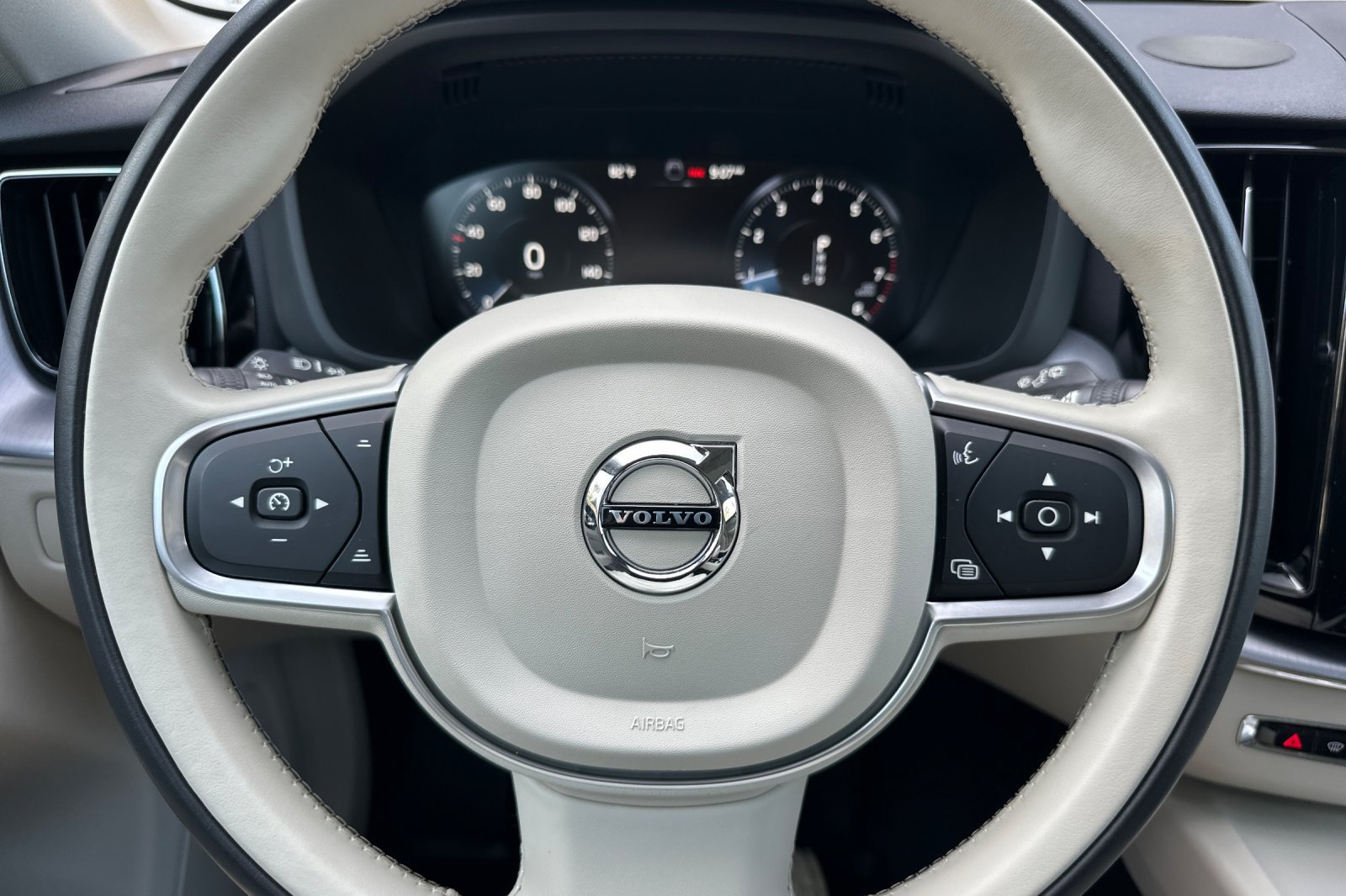 Used 2021 Volvo XC60 T5 Momentum w/ Premium Package FWD image 27