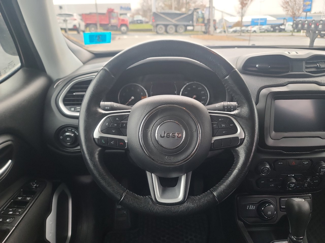 Used 2018 Jeep Renegade Latitude w/ Cold Weather Group image 15