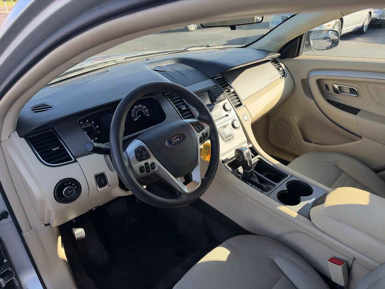 Used 2018 Ford Taurus SE FWD image 11