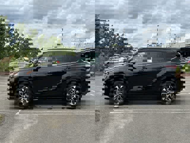 New 2024 Toyota Highlander XLE image 2