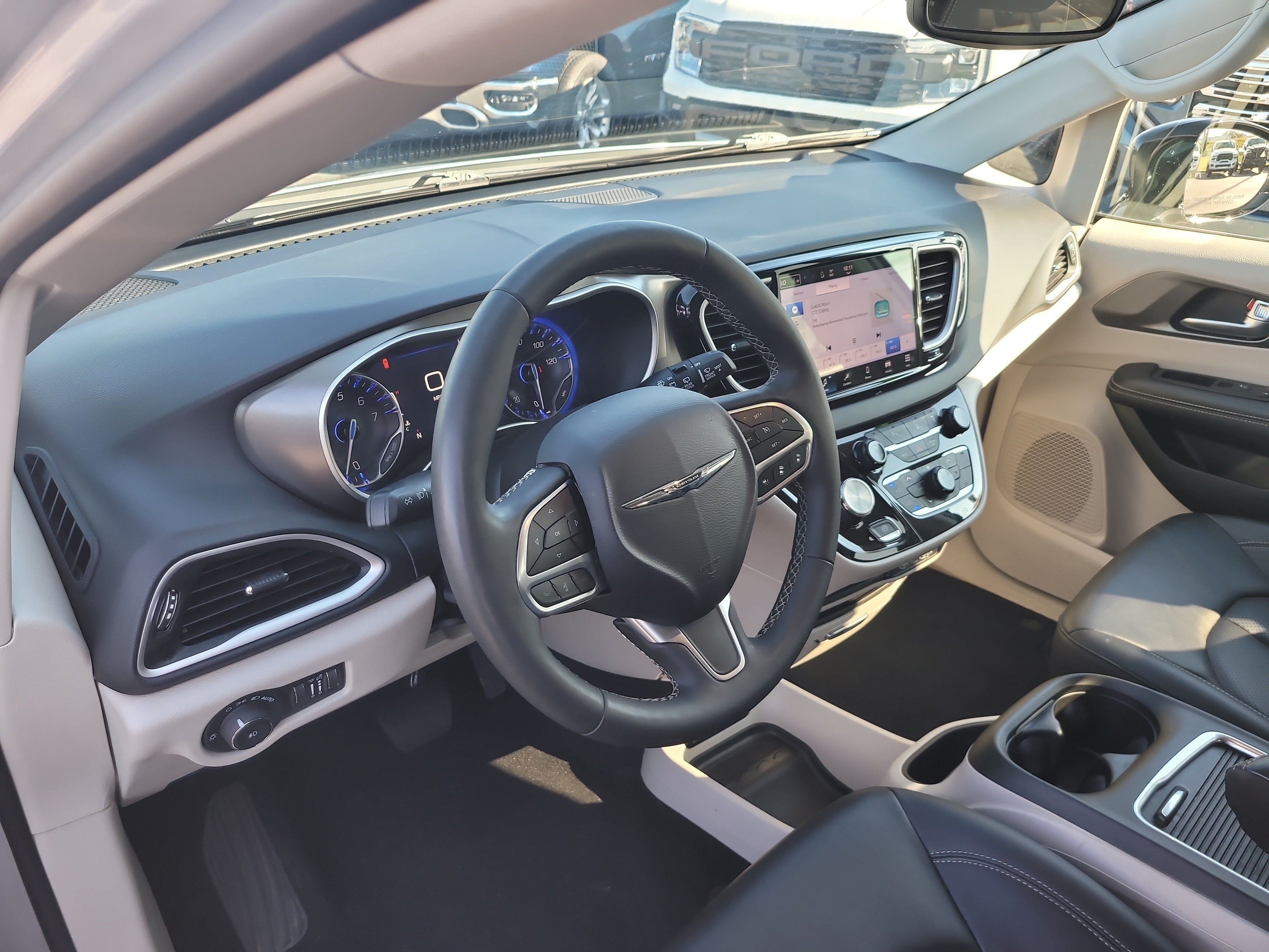 Used 2024 Chrysler Pacifica Touring-L FWD image 18