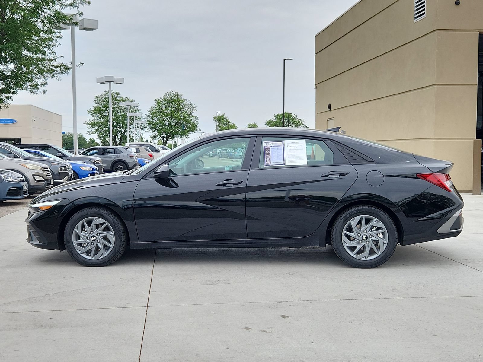 Used 2025 Hyundai Elantra Hybrid FWD image 2